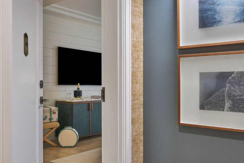 this image depicts a hotel room with a TV